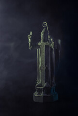 Estatua bispo xadrez sombrio com nevoa no fundo
