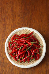 笊に盛ったたくさんの赤唐辛子