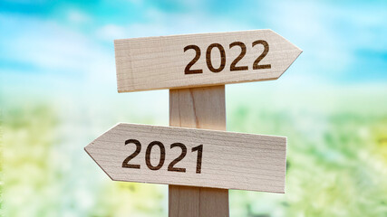 道しるべと青空と緑_2方向上が右向き_真ん中_2021と2022文字入り