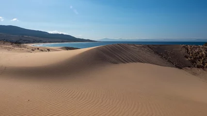 Foto auf Acrylglas Strand Bolonia, Tarifa, Spanien Sol abrasador sobre la duna de la playa Bolonia en Cádiz. Donde se ubica el conjunto arqueológico de Baelo Claudia.