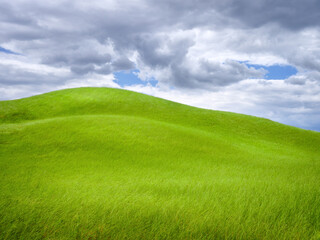 Típica imagen de la Toscana con colinas redondeadas en los que abundan las granjas rodeadas de cipreses.