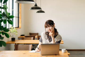 カフェで勉強する女性
