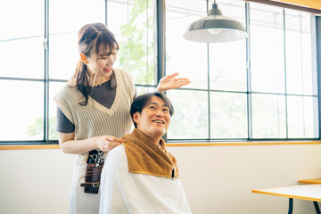 美容室に来た男性と美容師（カウンセリング）
