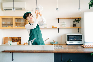 ハウスクリーニングする女性（電球）
