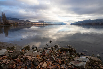 Fototapeta na wymiar Lake in the mountains on a cloudy autumn day