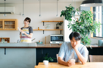 スマホを見る男性と疑う女性

