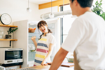 冷蔵庫の前に立つ女性と男性
