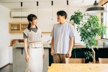 キッチンの前に立つ男女
