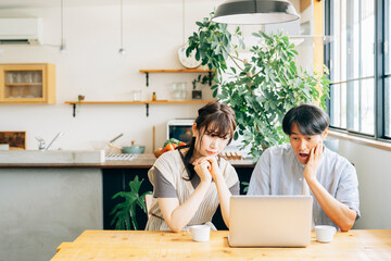 タブレットPCを見る男女（驚く）
