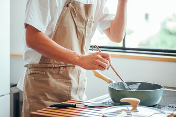 味見をする男性（味見・手元）
