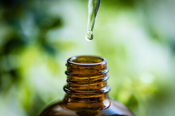 スポイトでアロマオイルを遮光瓶に移す