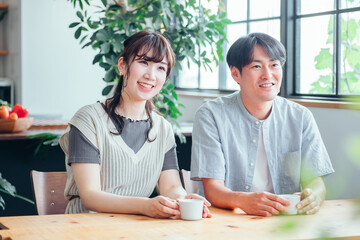 おしゃれ空間でコーヒーを飲む男女
