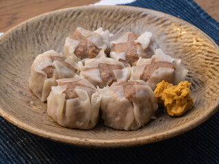 ジューシーな焼売。和からしを添えて。