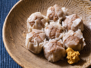 ジューシーな焼売。和からしを添えて。