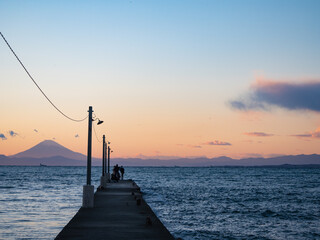 富士山と海が見える岡本桟橋の風景。ミステリアスな色の夕焼け。