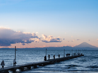 富士山と海が見える岡本桟橋の風景。ミステリアスな色の夕焼け。