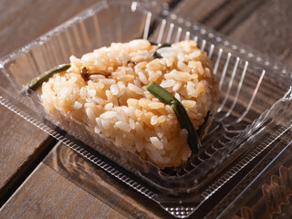 もち米で出来たおこわのおにぎり。山菜入り。