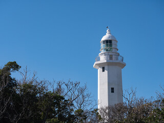 Fototapeta na wymiar 千葉県館山にある野島埼灯台。青空と白い灯台の風景。