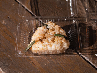 もち米で出来たおこわのおにぎり。山菜入り。