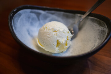 丸い形のアイスクリーム。美味しいバニラ味。