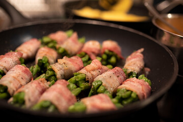 Bohen in der Pfanne, Bohnen im Speckmantel, gewürzt, 