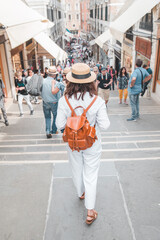 woman walking by rialto bridge in italy venice - obrazy, fototapety, plakaty