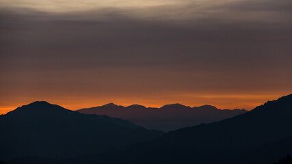 Silhouette von den Bergen im Abendrot