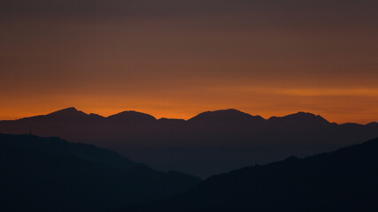 Obraz premium Silhouette von den Bergen im Abendrot