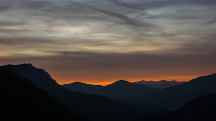 Silhouette von den Bergen im Abendrot