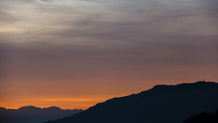 Silhouette von den Bergen im Abendrot