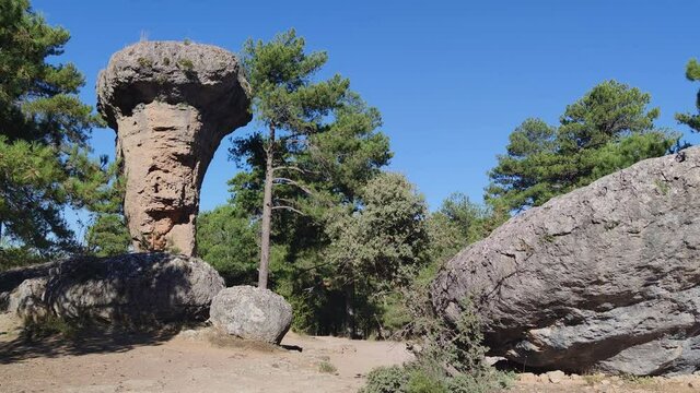El Tormo alto en la ciudad encantada de Cuenca, ejemplo de erosi&oacute;n diferencial