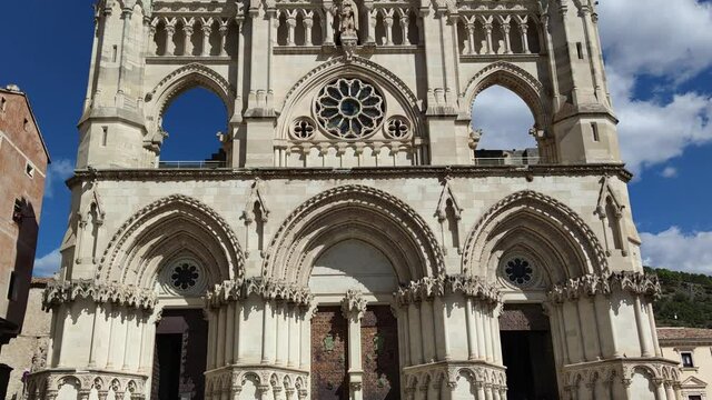 Fachada catedral de Santa María y San Julián en la ciudad de Cuenca, siglo XII de estilo gótico barroco y renacentista