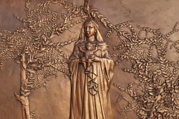 Bronze sculpture on church door with virgin mary and baby jesus - obrazy, fototapety, plakaty