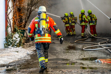 Obraz premium Feuerwehrmann gefroren bei eisiger Kälte