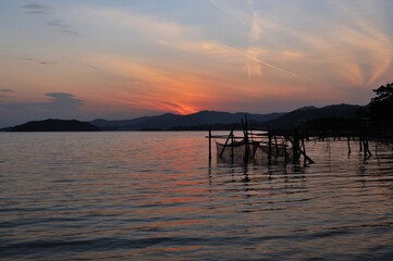 夕焼け空と夕焼けの赤が映るさざ波の海面