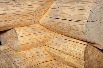 Articulation of logs without bark in the shape of an angle when building a log hut.