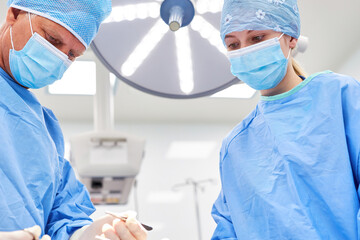 Konzentriertes Chirurgie Team beim chirurgischen Eingriff