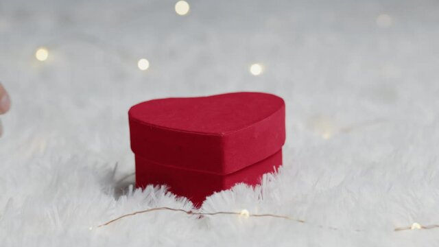 Scatole regalo per la festa degli innamorati di san Valentino su tappeto bianco