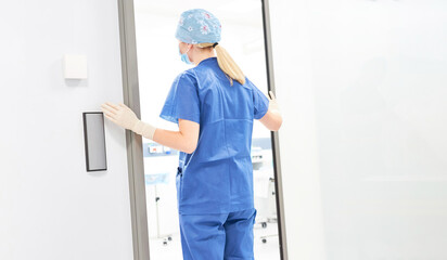 Krankenschwester oder Ärztin vor dem Operationssaal