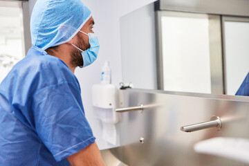 Arzt oder Pflegefachkraft mit Mundschutz und Haube