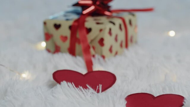 Scatole regalo per la festa degli innamorati di san Valentino su tappeto bianco