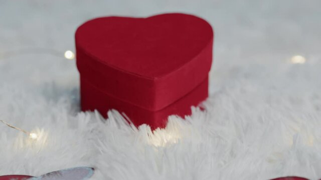 Scatole regalo per la festa degli innamorati di san Valentino su tappeto bianco
