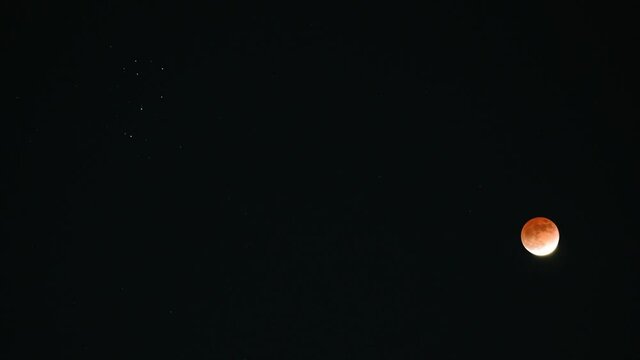 部分月食「ほぼ皆既」とプレアデス星団（2021年11月19日：福岡県）