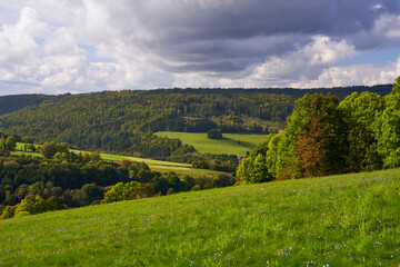 Obraz premium Blick vom Naturschutzgebiet Lösershag auf Oberbach und das NSG Schwarze Berge im Biosphärenreservat Rhön, Unterfranken, Franken, Bayern, Deutschland