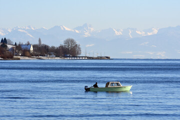 Meersburg am Bodensee im Winter; Fischerboot - obrazy, fototapety, plakaty