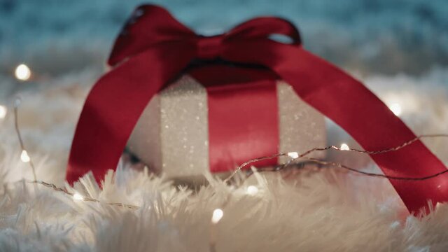 Scatole regalo per la festa degli innamorati di san Valentino su tappeto bianco