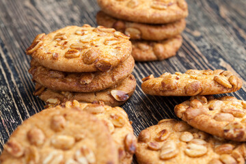 round cookies with roasted peanuts