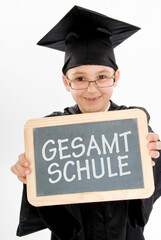 Symbolbild Schulabschluss, kleiner Absolvent mit Schiefertafel 