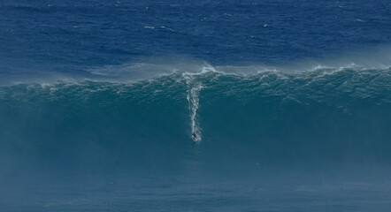 Naklejka premium Sport photography. Jaws swell on International surfing event in Maui, Hawai 2021 December.