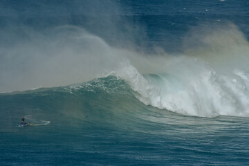 Obraz premium Sport photography. Jaws swell on International surfing event in Maui, Hawai 2021 December.